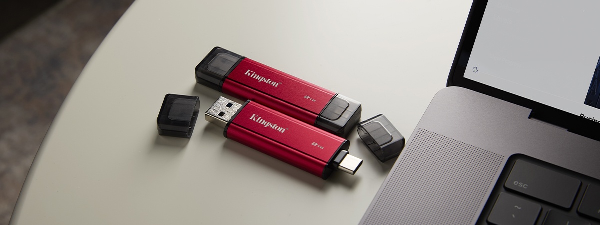 Drive SSD Kingston Dual portatili su un tavolo accanto a un laptop