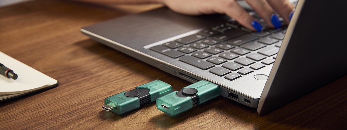 DT Duo inserita in una porta USB di un laptop con un'altra accanto sulla scrivania