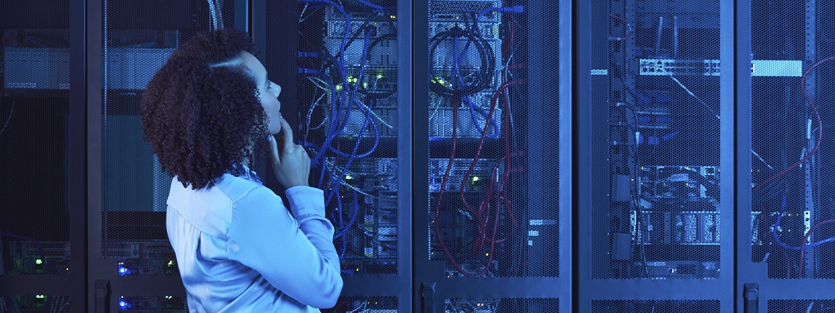 Un ingegnere ispeziona un armadio server in una sala server