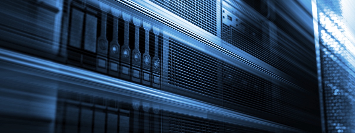 Representaci&oacute;n 3D en primer plano de racks de servidores con desenfoque de movimiento en un centro de datos