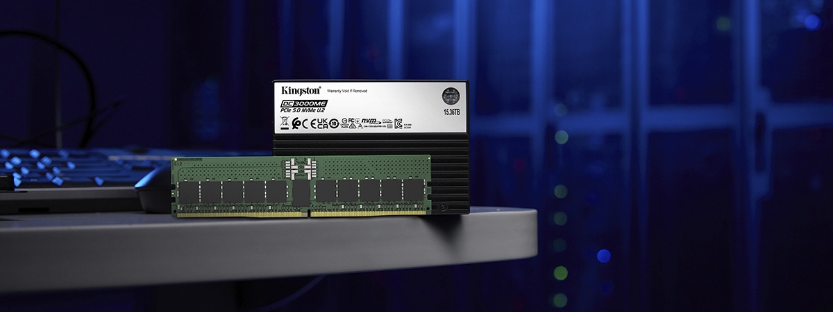 M&oacute;dulo de memoria Kingston DC3000ME y DDR5 Server Premiere en un escritorio en una sala de servidores