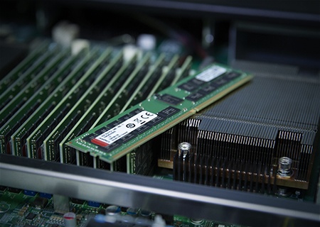 Memoria de servidor DDR5 de Kingston en un bastidor de servidores