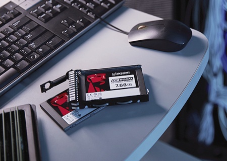 Dos unidades SSD DC6000M de Kingston en un escritorio