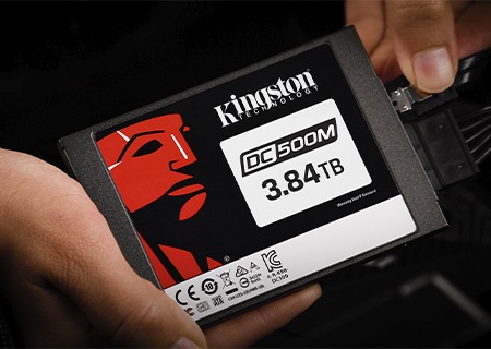 一雙手將 DC500M SSD 固態硬碟插入系統中