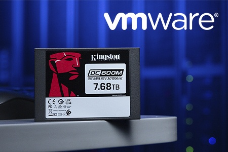 Ổ SSD DC600M đặt trên bàn với logo VMWare