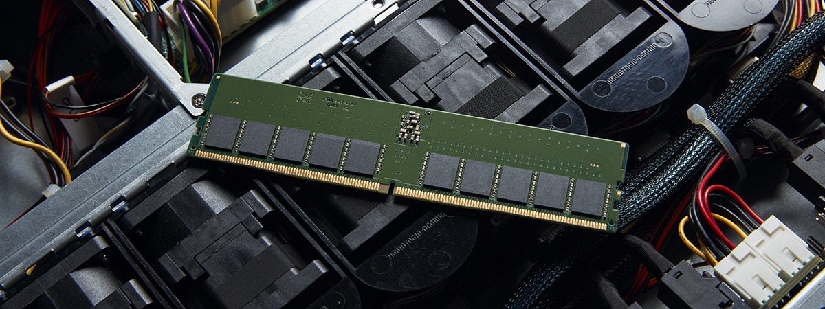 Memoria DDR5 server Kingston posizionata su un rack server