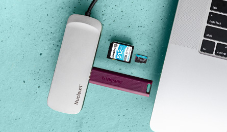 Хаб Nucleum з USB-накопичувачами, картами пам’яті та ноутбуком