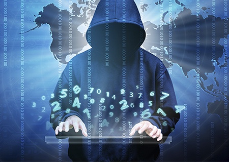 Haker komputerowy – sylwetka piszącego zakapturzonego mężczyzny z liczbami unoszącymi się przed nim oraz danymi binarnymi i mapą świata za nim