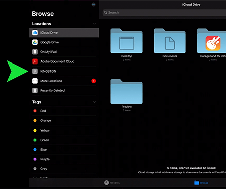 Captura de pantalla de iPad Pro mostrando una lista de ubicaciones conectadas, incluyendo una unidad USB de Kingston