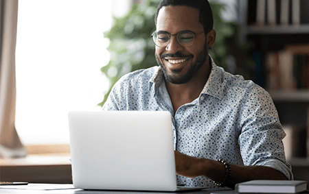 Uomo con un laptop