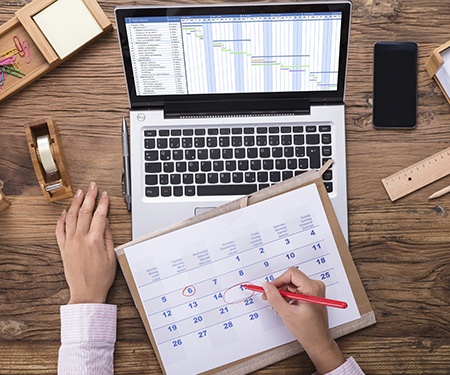 Ordinateur portable sur un bureau