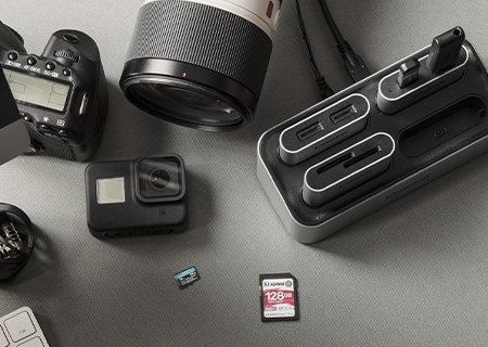 Kingston Workflow Station, schede di memoria SD e microSD su una scrivania