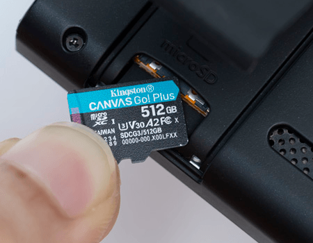Primer plano de una tarjeta microSD Go! Tarjeta microSD Plus insertándose en una consola Nintendo Switch