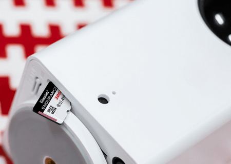 Eine Sicherheitskamera mit einer microSD Karte, die lose im Kartenschlitz steckt