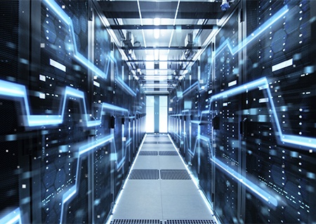 Um corredor de data center com linhas sobrepostas ilustradas visualizando um fluxo de dados em alta velocidade