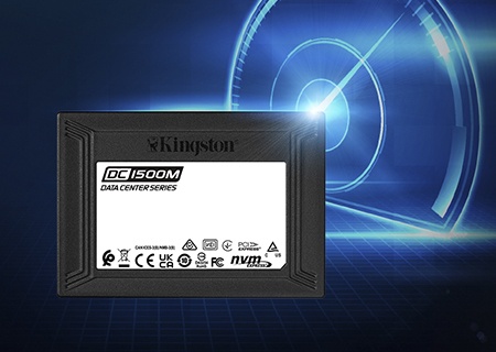 Kingston DC1500 U.2 NVMe kurumsal SSD, 2D parlak hız göstergesi resmiyle birlikte koyu mavi fon üzerinde