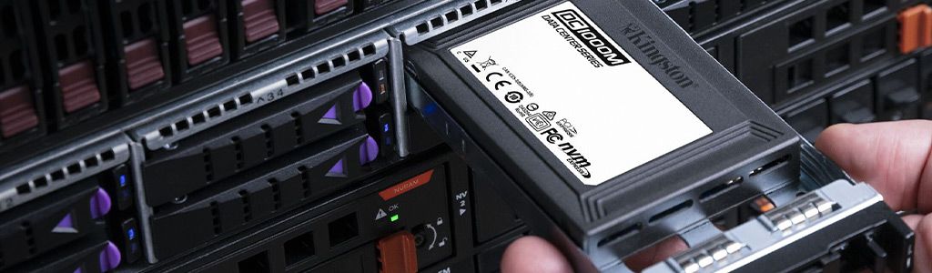 Ổ SSD NVMe trong một máy chủ 
