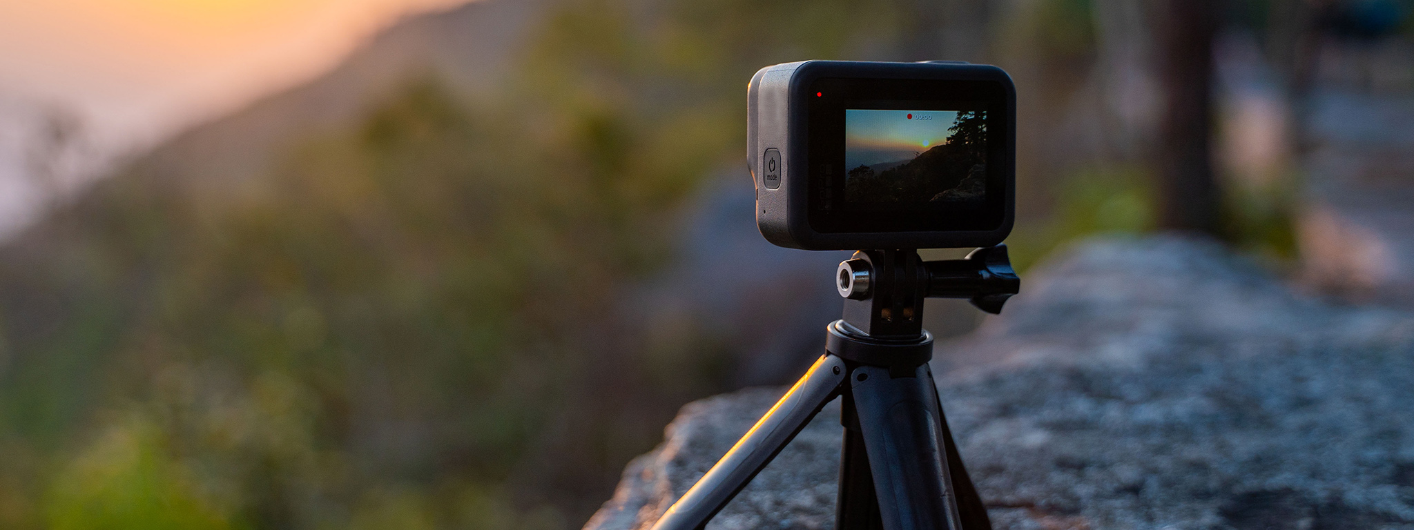 Kamera GoPro nagrywająca film poklatkowy z zachodem słońca