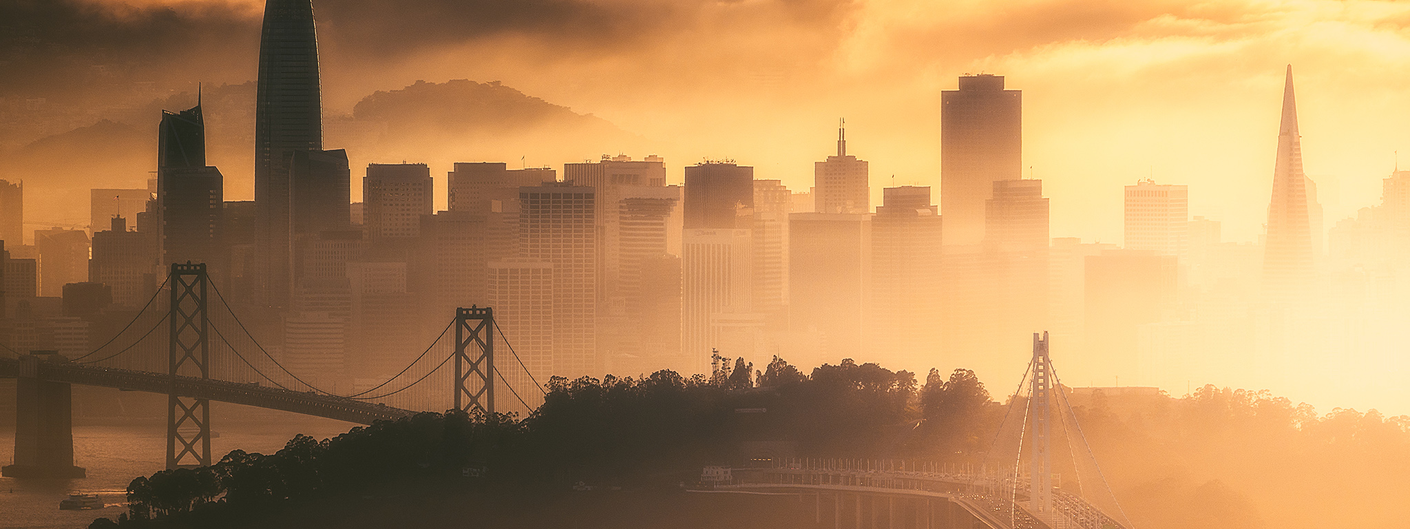 日落时以云彩为背景的旧金山天际线