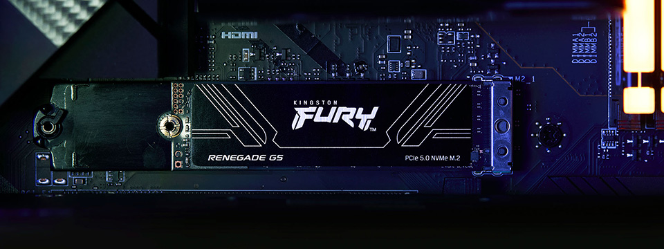 Un SSD Kingston FURY Renegade G5 en una placa base iluminada por memoria RGB.