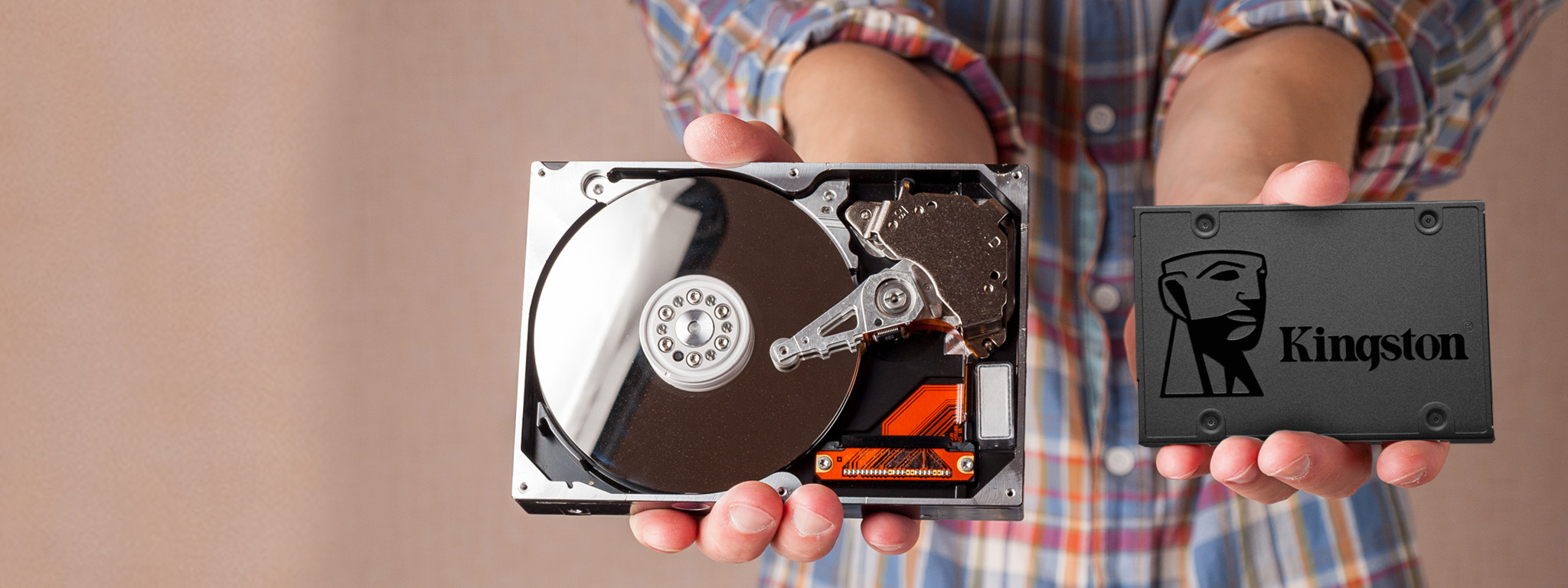 Một ổ SSD và một ổ HDD để so sánh  