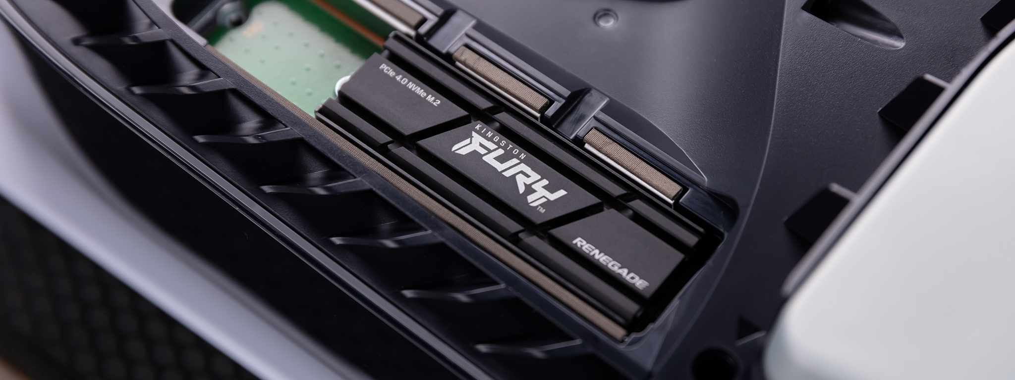 Le Kingston FURY Renegade SSD avec radiateur de dissipation thermique installé dans une console de jeu PlayStation 5