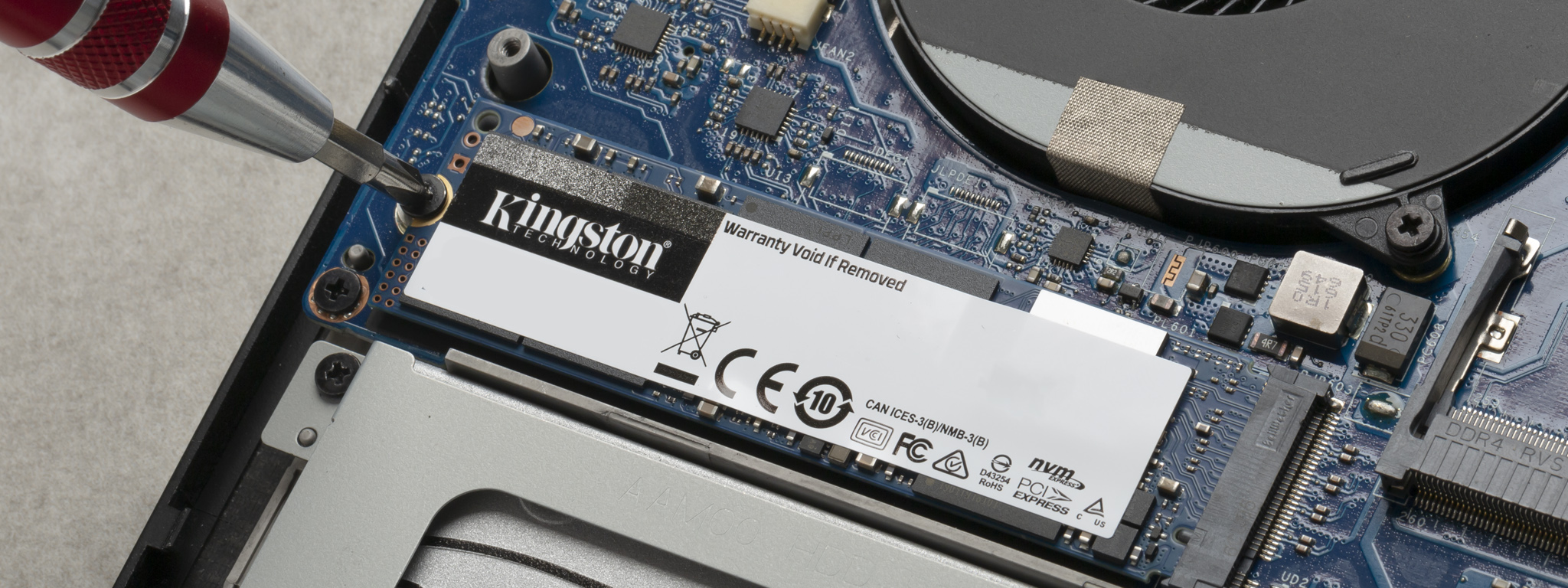 랩탑에 설치되는 Kingston M.2 SSD