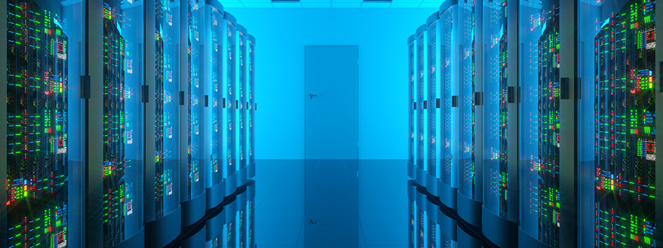 Vis&atilde;o em profundidade de um corredor de data center com raios azuis e LEDs verdes