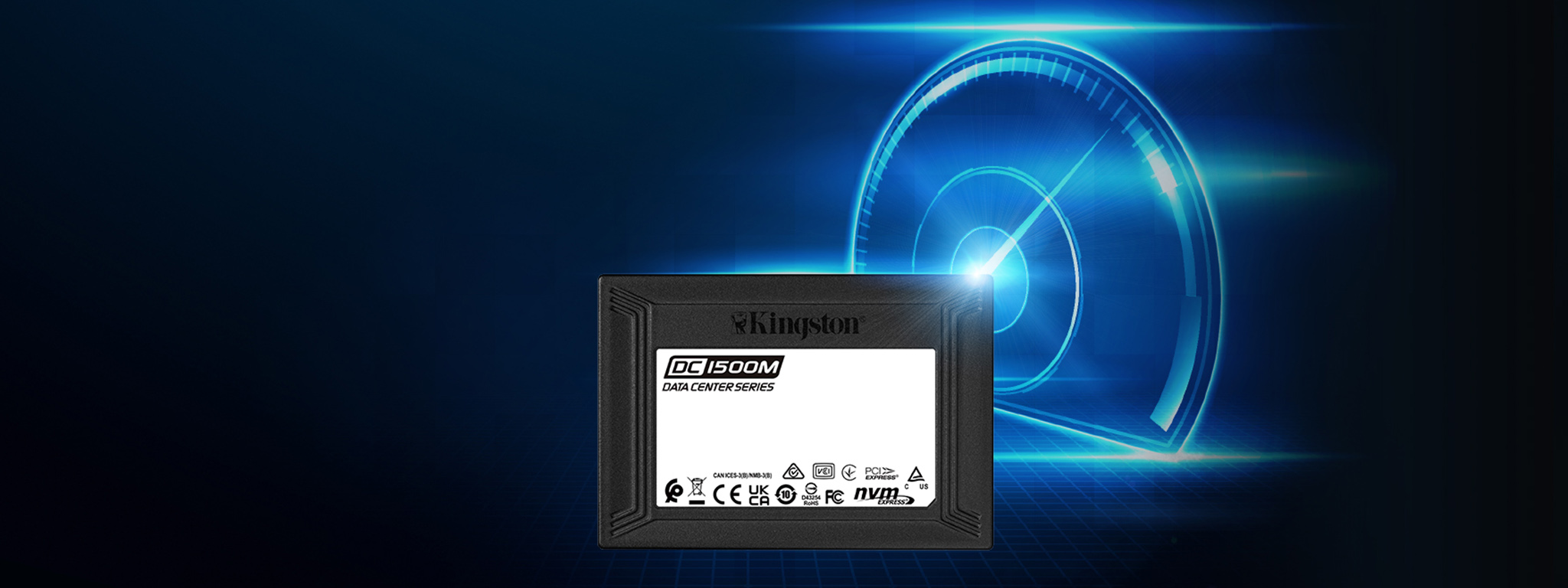 SSD Kingston DC1500M frente a un gráfico de un velocímetro azul brillante que representa alta velocidad