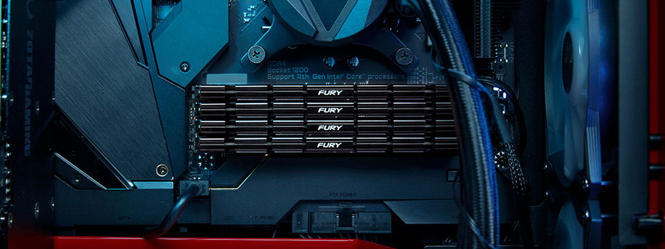 Cuatro m&oacute;dulos Kingston FURY Renegade DDR4 instalados en una placa base con iluminaci&oacute;n futurista dentro de una torre.
