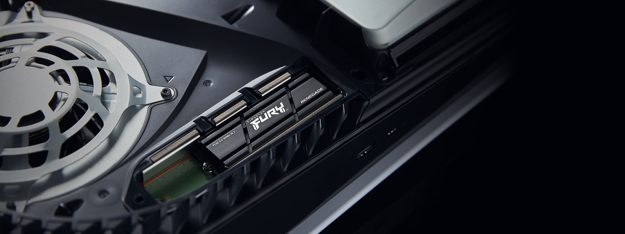 Kingston Fury Renegade SSD med Heatsink installert i en PlayStation 5