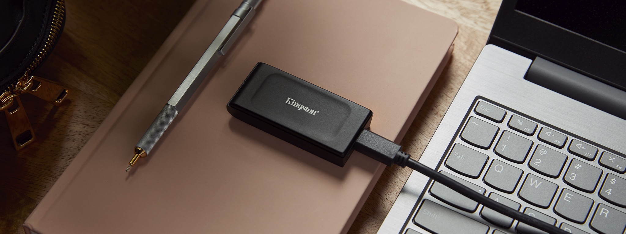 노트북에 연결된 Kingston XS1000 외장 SSD