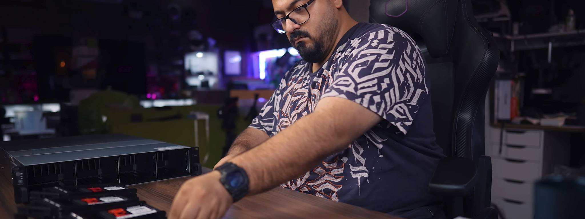 Salah Hamed – influencer z kanału Androida Bashy – instaluje dyski SSD DC600M w stelażu serwerowym na swoim biurku