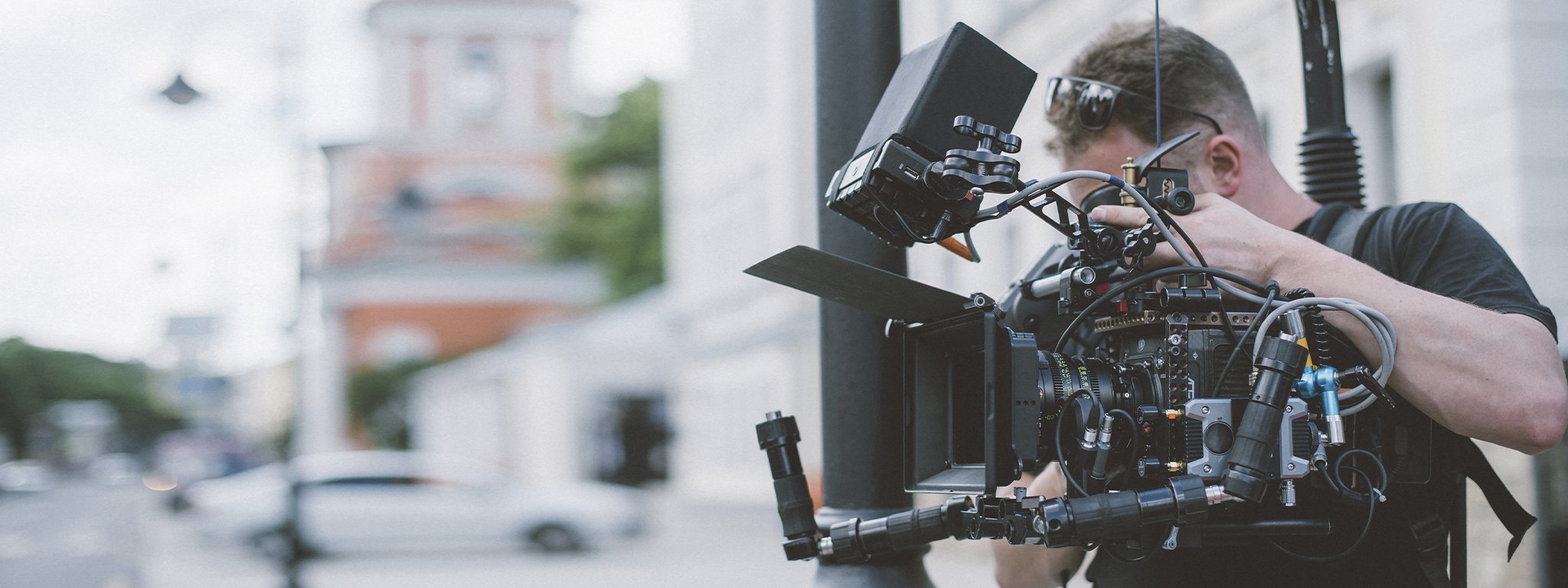 Videógrafo profesional filmando una película en la calle