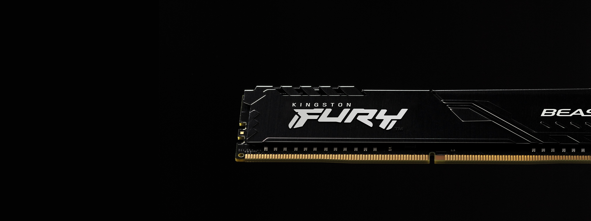 一個 Kingston FURY Beast DDR4 記憶體模組放置在黑色背景前面
