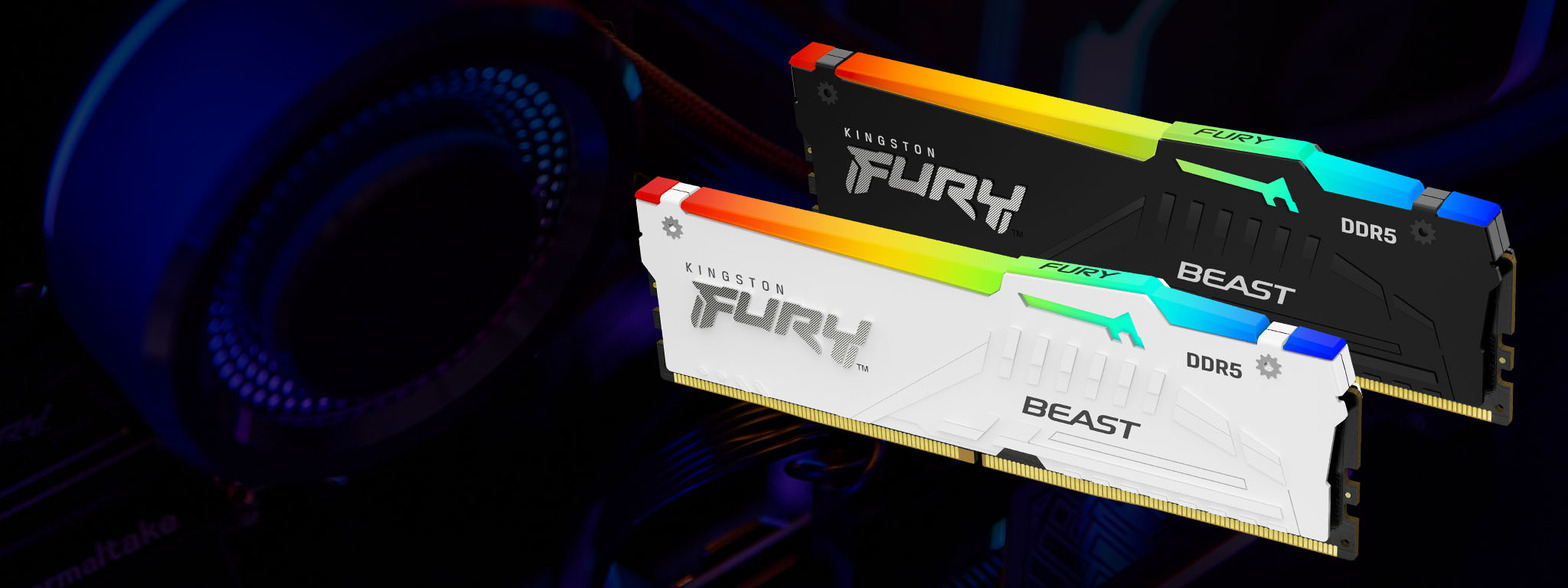 검정색 및 흰색 Kingston FURY Beast DDR5 RGB 메모리 모듈 한 쌍이 진한 파란색 배경에 모든 색상의 스펙트럼으로 빛남