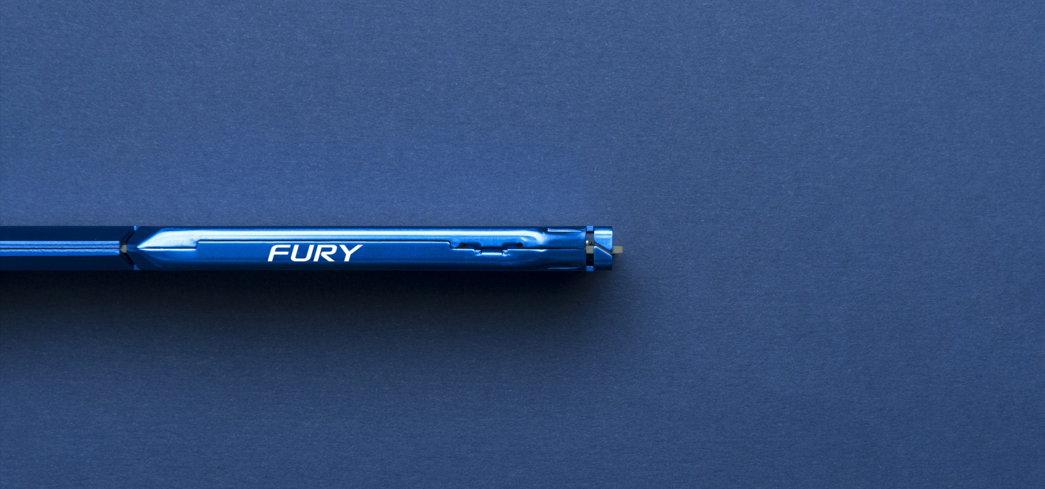 El borde superior de una memoria Kingston FURY Beast DDR3 de color azul sobre una superficie de color azul liso