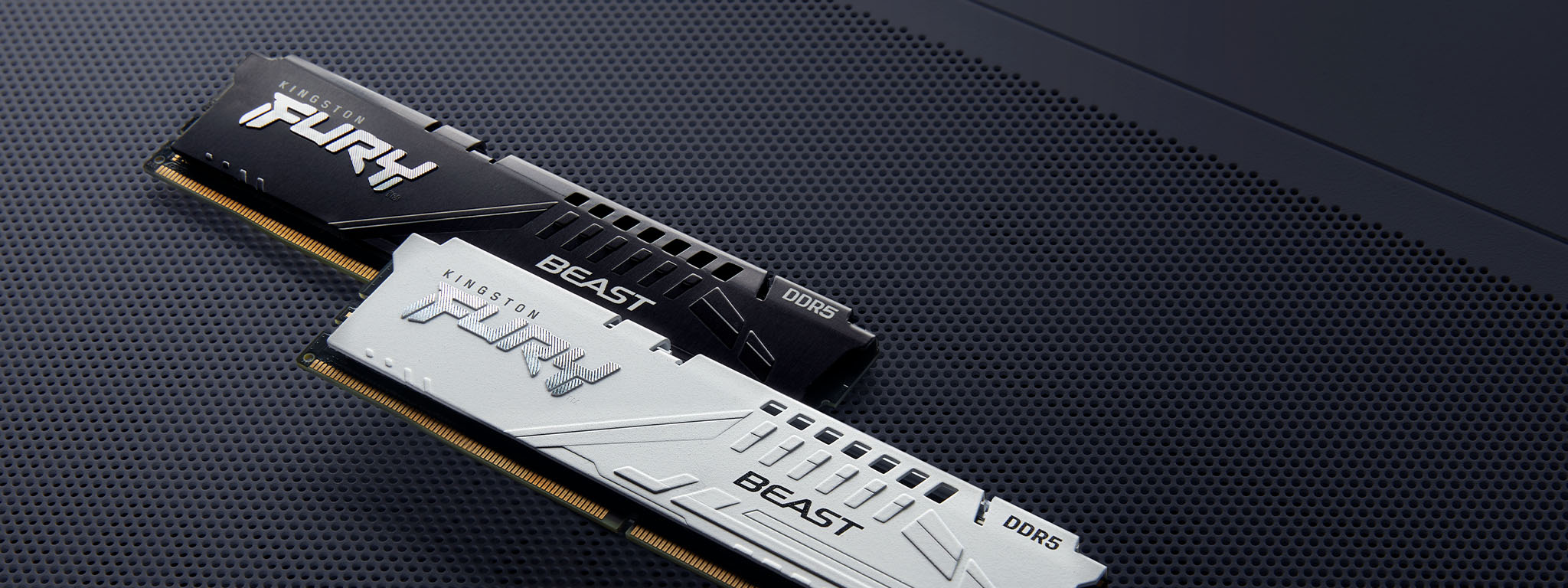 โมดูลหน่วยความจำ Kingston FURY Beast DDR5 ชุดหนึ่งสีดำและอีกชุดหนึ่งสีขาว วางอยู่บนพื้นผิวโลหะสีดำ