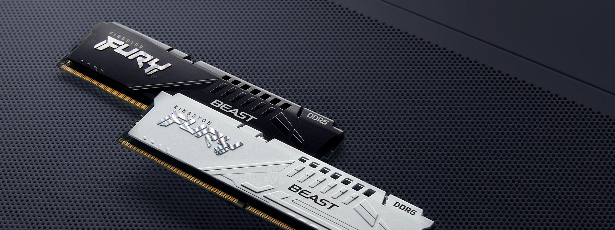 Un modulo di memoria Kingston FURY Beast DDR5 nero e uno bianco su una superficie metallica nera