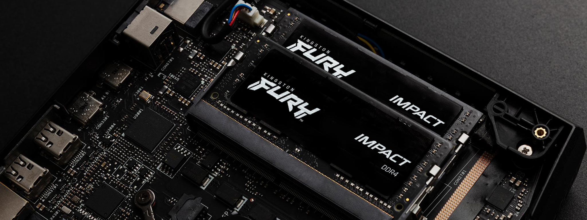 두 개의 Kingston FURY Impact DDR4 SODIMM 메모리 모듈이 SFF PC 마더보드의 리셉터클에 장착되어 있음