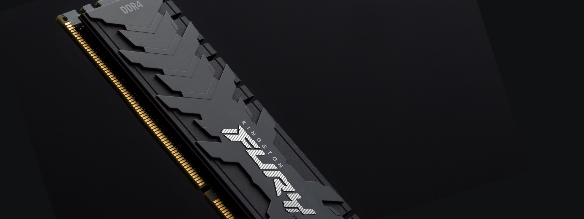 Половина модуля пам’яті Kingston FURY Renegade DDR4 відображається на суцільному чорному фоні