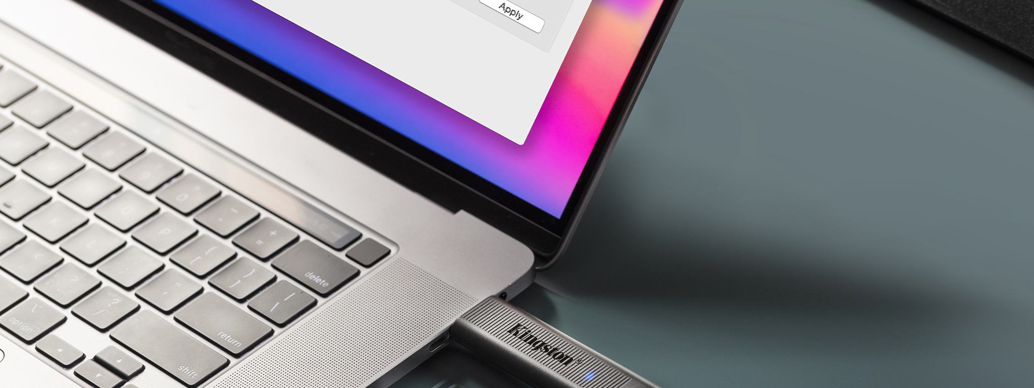 2 pamięci USB DataTraveler Max – jedna podłączona do laptopa, a druga obok niego na biurku