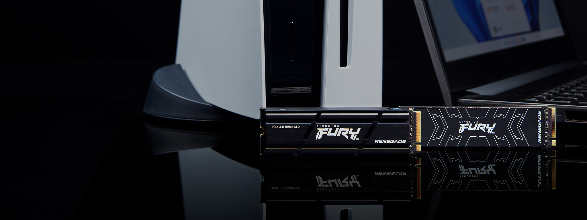 Deux SSD Kingston FURY Renegade, avec et sans radiateur de dissipation thermique, sont placés à côté d’une PS5 et d’un ordinateur portable.