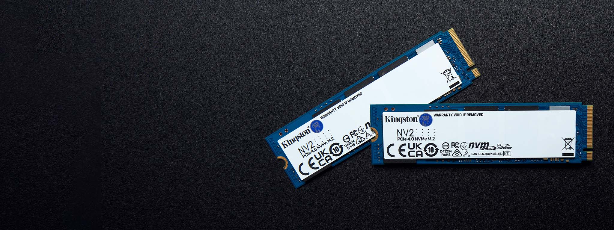 Vue de dessus de deux SSD NV2 M.2 posés sur une surface noire