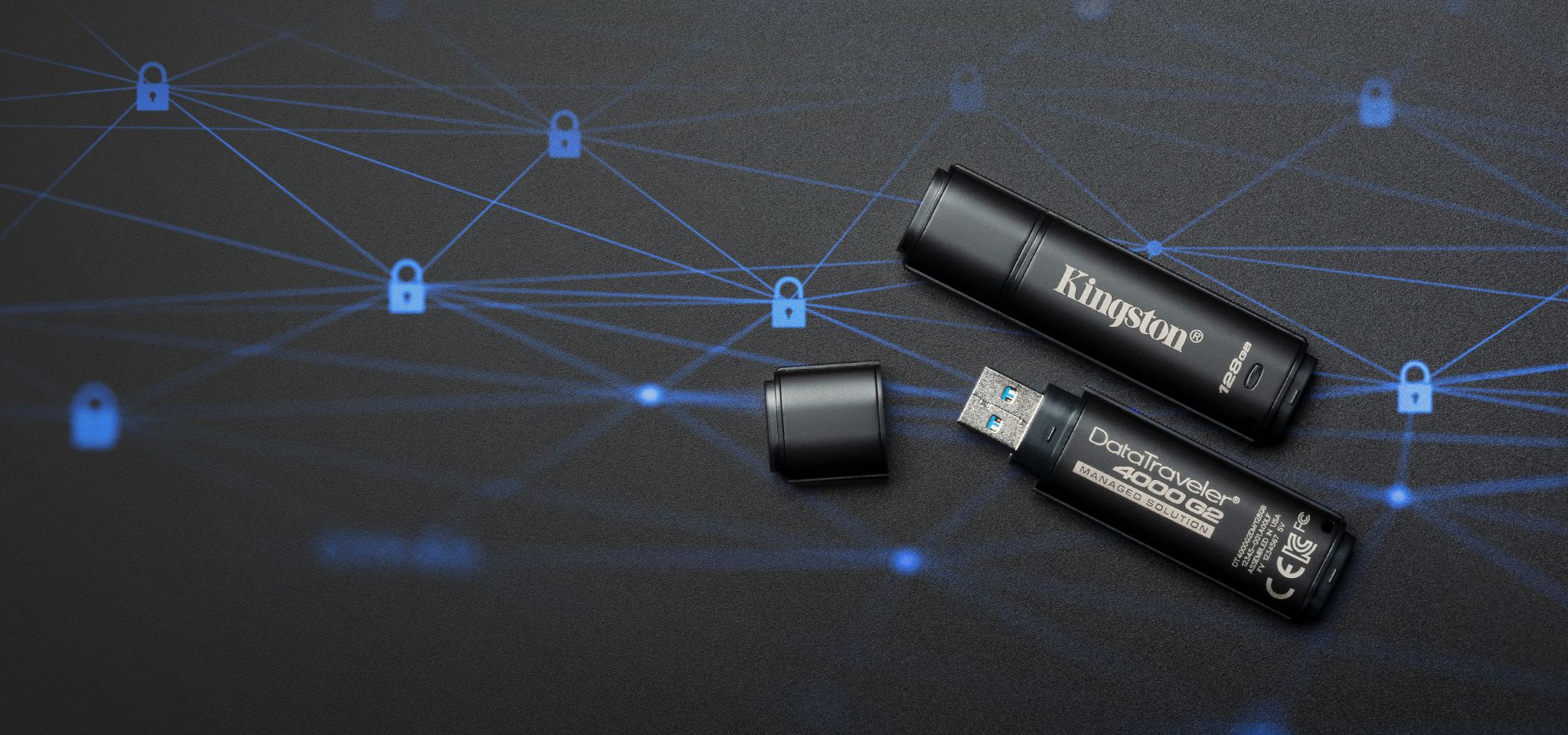 Um par de pendrives USB DT4000G2 em uma superfície preta com ícones gráficos de cadeado em azul