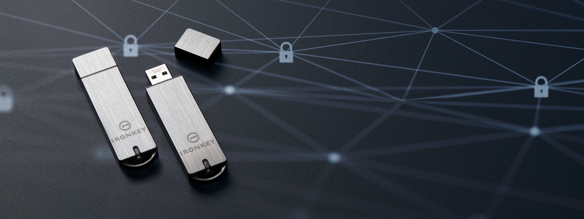 Un par de unidades flash USB encriptadas IronKey S1000 puestas sobre una superficie negra con gráficos de icono de candado en blanco