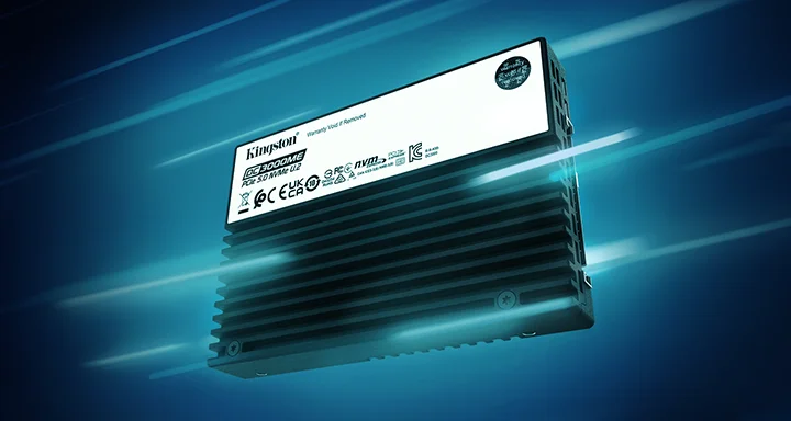 SSD Kingston M.2 bercahaya dan mengapung seolah-olah bergerak di antara rak server di pusat data.