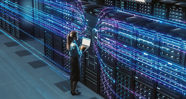 Une femme travaille dans une salle de serveurs avec un graphisme en superposition qui symbolise le transfert de données à haut débit.