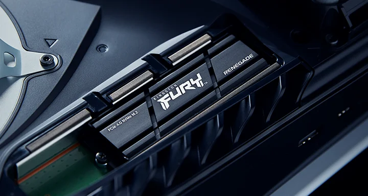 Eine FURY Renegade G5 PCIe 5.0 NVMe M.2 SSD installiert in einer Spielkonsole