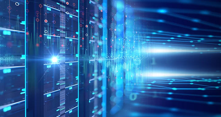 Um par de SSDs para servidor Kingston sobre uma superfície cinza.